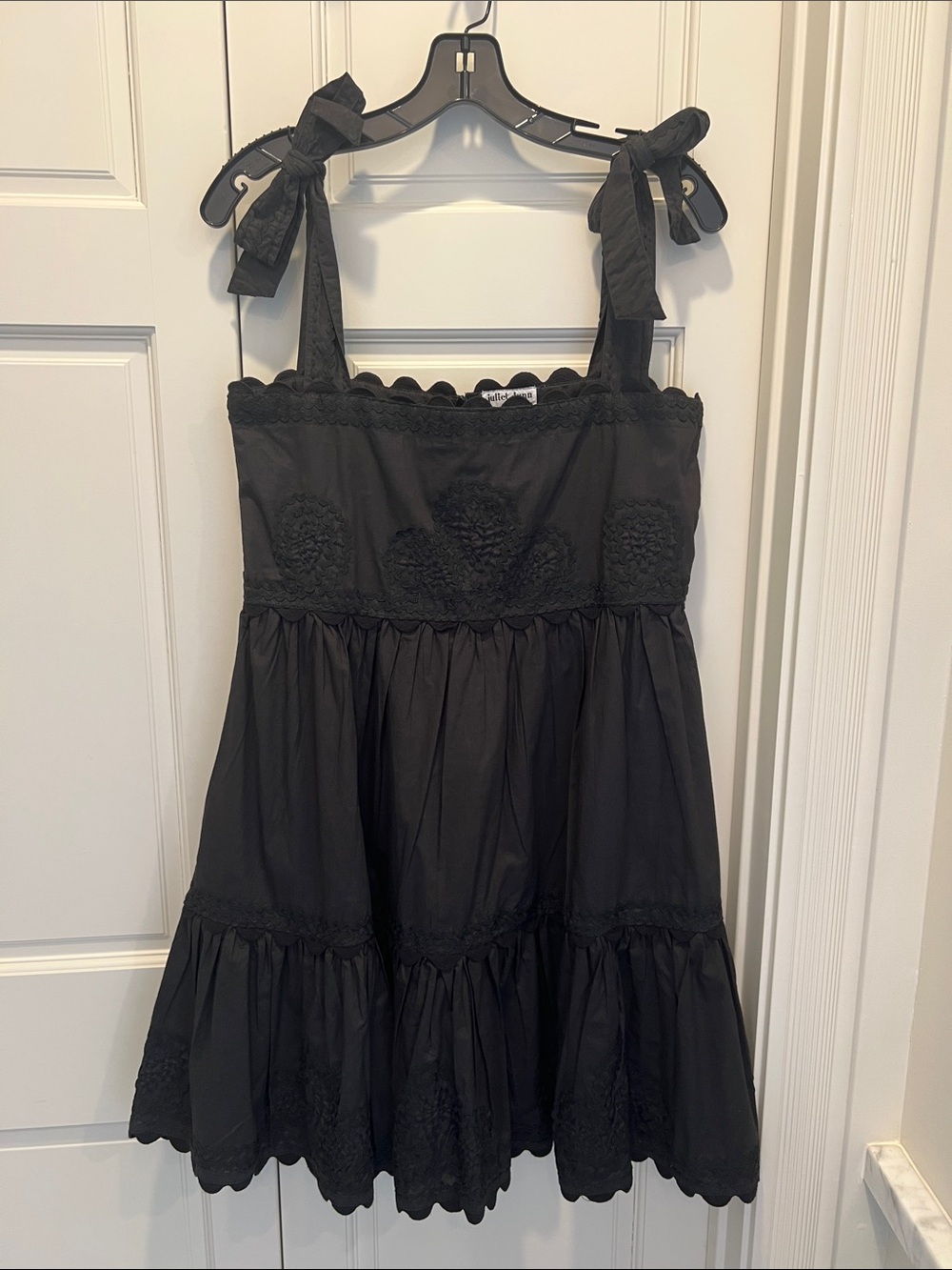 Juliet Dunn Black Tie-Shoulder Tiered Mini Dress uk2/us6